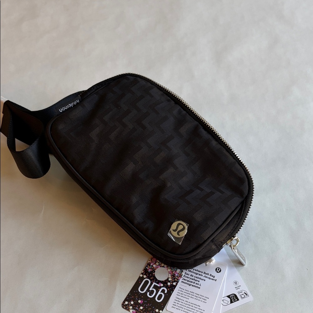 056,NWT lululemon athletica Black Everywhere Belt Bag 1L L’
Monogram Jacquard